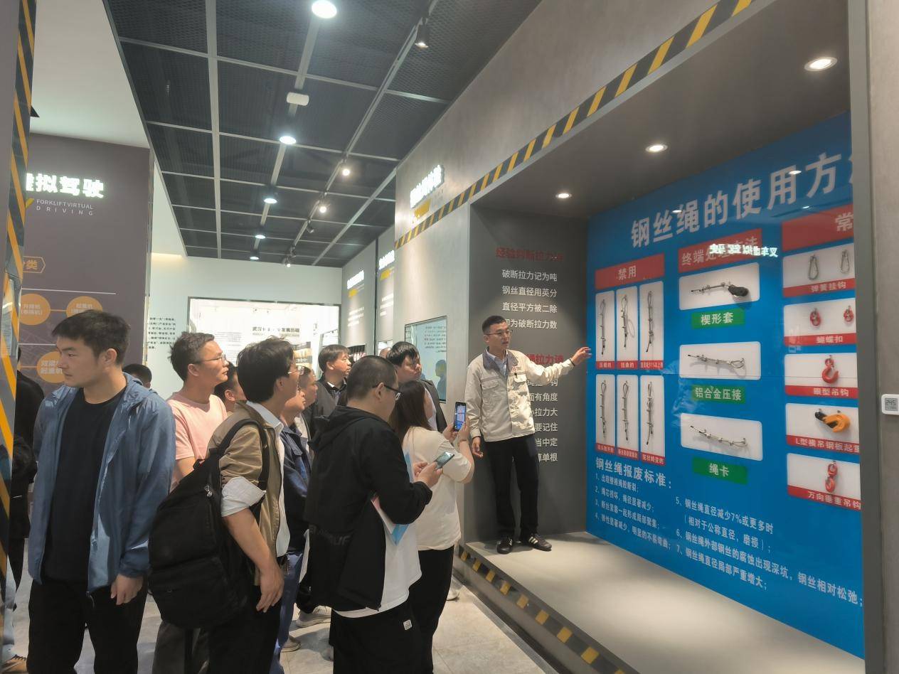 武漢應(yīng)急局舉辦機(jī)械制造企業(yè)工傷預(yù)防能力提升培訓(xùn)<strong></p>
<p>機(jī)械制造
</strong>，護(hù)航企業(yè)安全生產(chǎn):機(jī)械制造
